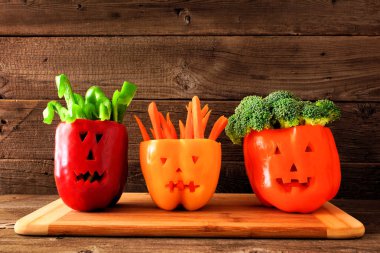Sağlıklı Halloween gıda. Jack o fener biber içinde daldırma için sebze. Rustik ahşap karşı yan görünüm.