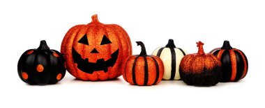 Siyah ve turuncu ışıltılı Halloween pumpkins ve Jack o beyaz bir arka plan üzerinde izole fener