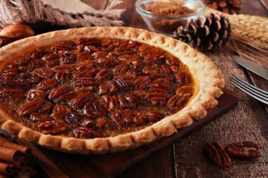 Ev yapımı turta, tablo sahne karanlık bir rustik ahşap arka plan ile yakından