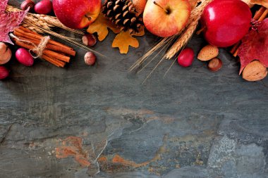 Kopya alanı karanlık bir taş zemin üzerine üst kenarını sonbahar: elma, düşmek gıdalar ve dekor
