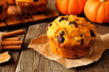 Sonbahar balkabağı çikolatalı muffin. Tablo sahne rustik ahşap arka plan üzerinde kapatın.