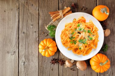 Makarna kabak, mantar krema sosu ile. Sonbahar yemek. Üstten görünüm sahne ahşap arka plan üzerinde.