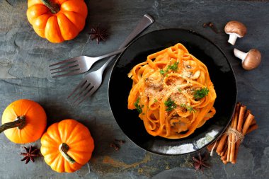 Makarna kabak, mantar krema sosu ile. Sonbahar yemek. Üstten görünüm sahne karanlık bir arka plan üzerinde.