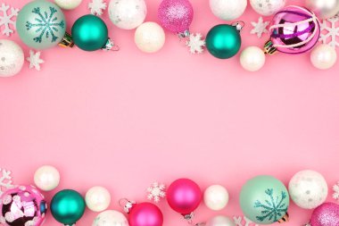 Modern pastel Noel biblo çift kenarlıklı hafif pembe bir arka plan üzerinde
