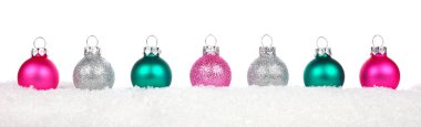 Pastel renkli süsler içinde beyaz bir arka plan üzerinde izole kar kenarlığını Noel