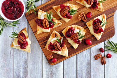 Kızılcık, pecans ve brie peyniri ile tatil gözleme meze. Üstten görünüm tablo olay yerinde ahşap bir tabağı.