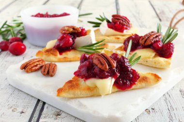 Kızılcık, pecans ve brie peyniri ile tatil gözleme meze. Tablo sahne beyaz tabakta kapatın.