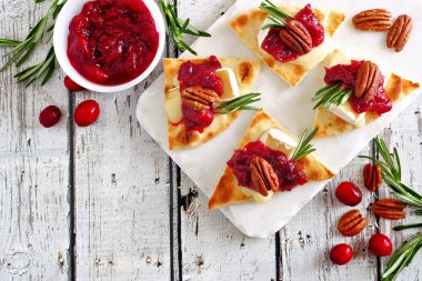 Kızılcık, pecans ve brie peyniri ile tatil gözleme meze. Görünüm tablo sahne beyaz tabakta yukarıda.