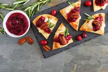 Kızılcık, pecans ve brie peyniri ile tatil gözleme meze. Görünüm sahne karanlık arduvaz arka plan üzerinde yukarıda.