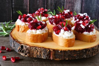 Tatil crostini meze beyaz peynir rustik ahşap tepside kızılcık, nar ile
