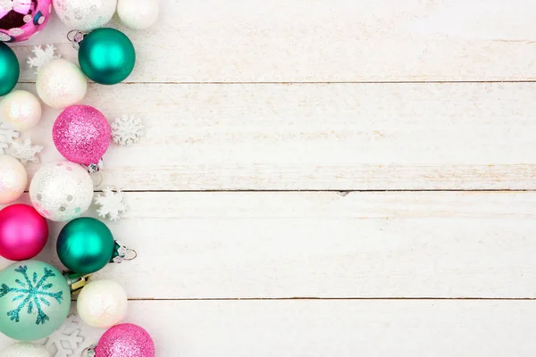 Pastel Kerst Bauble Zijrand Een Heldere Witte Houten Achtergrond — Stockfoto