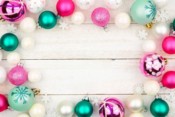 Pastel Kerst Bauble Frame Een Heldere Witte Houten Achtergrond — Stockfoto