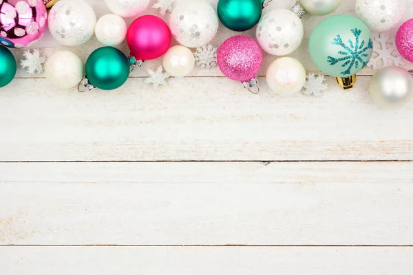 Pastel Kerst Bauble Bovenrand Een Heldere Witte Houten Achtergrond — Stockfoto