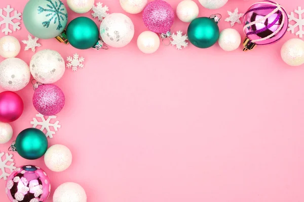 Moderno Pastello Natale Bauble Bordo Angolo Uno Sfondo Rosa Chiaro — Foto Stock