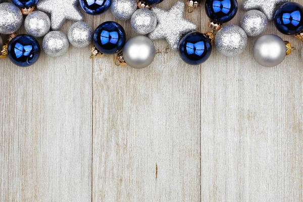 Bordo Superiore Natale Ornamenti Blu Argento Uno Sfondo Legno Grigio — Foto Stock