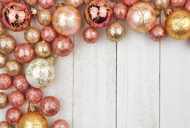 Noel köşe sınır gül altın ve altın rustik bir beyaz tahta arka plan süsler