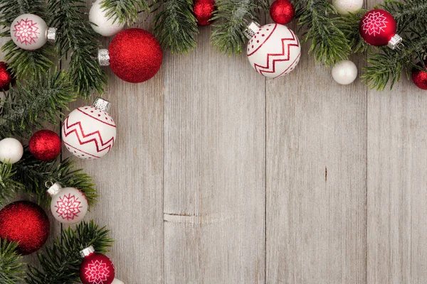 Borda Canto Natal Bugigangas Vermelhas Brancas Com Galhos Árvore Fundo — Fotografia de Stock