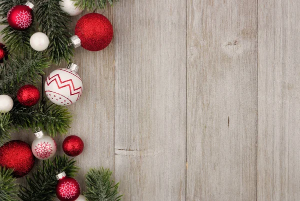Borde Lateral Navidad Bolas Rojas Blancas Con Ramas Árbol Sobre — Foto de Stock