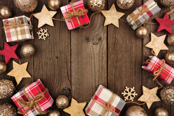 Moldura Natal Com Presentes Decorações Rústicas Fundo Madeira Envelhecida — Fotografia de Stock