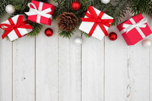 Borde Superior Navidad Regalos Rojos Blancos Ramas Árboles Sobre Fondo — Foto de Stock