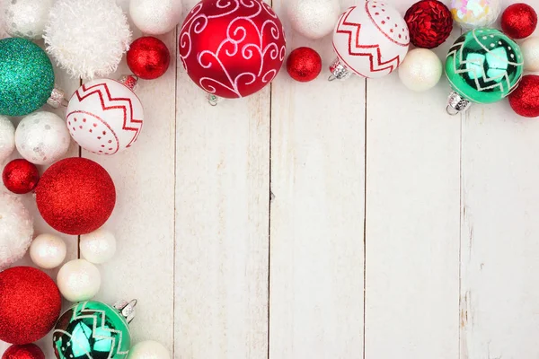 圣诞节角落边界红色 绿色和白色装饰品在质朴的白色木头背景 — 图库照片