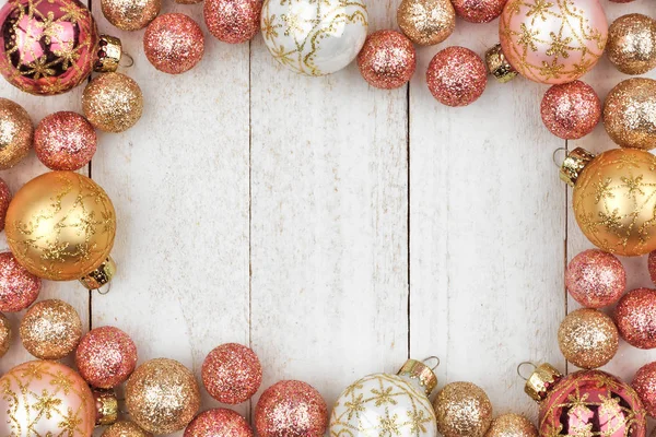 Weihnachtsrahmen Aus Roségold Und Goldenen Ornamenten Auf Rustikalem Weißem Holzhintergrund — Stockfoto