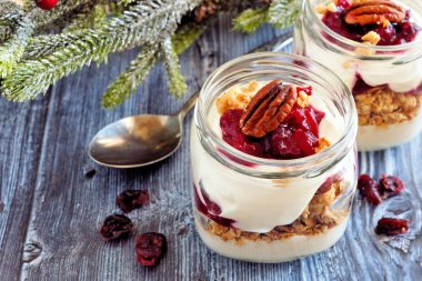 Tatil kızılcık granola gezegendeki mason kavanoz rustik bir gri ahşap arka plan