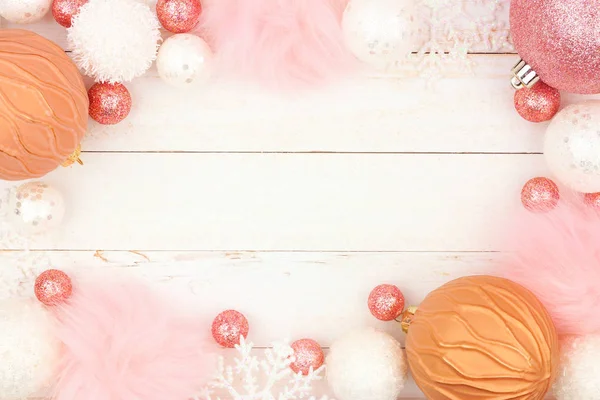 Pastel Roze Kerst Decoratie Frame Een Heldere Witte Houten Achtergrond — Stockfoto