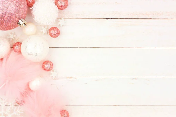 柔和的粉红色圣诞节装饰边边框在明亮的白色木头背景 — 图库照片