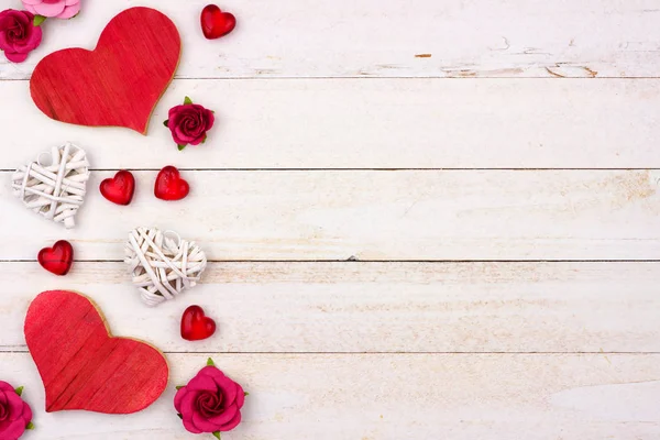 Valentijnsdag Zijrand Van Harten Bloemen Decor Tegen Een Rustieke Houten — Stockfoto