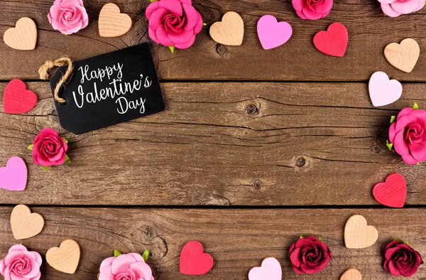 Mutlu sevgililer günü çerçevesi hediye etiketi, ahşap kalpleri ve kağıt gül bir rustik ahşap arka plan ile. Kopya alanı.