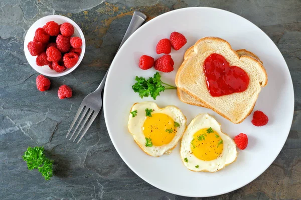 Valentinky Den Brunch Koncept Srdcem Tvaru Vajíčka Toasty Marmeládou Tmavém — Stock fotografie