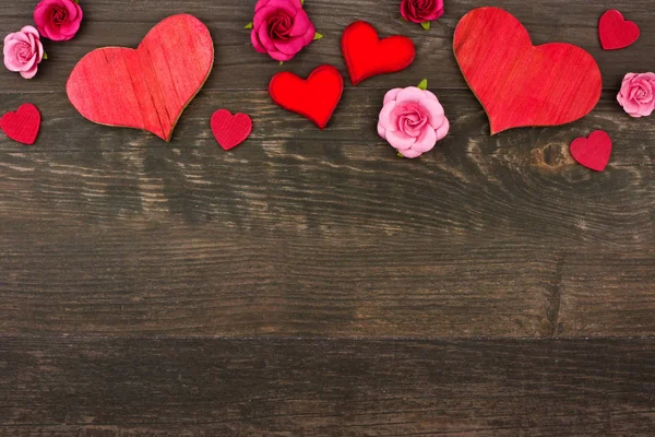 Walentynki Dzień Górną Krawędź Drewniane Serca Kwiaty Papieru Ciemnym Tle — Zdjęcie stockowe