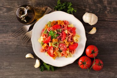 Kalp makarna Sevgililer günü için koyu ahşap arka plan üzerinde şeklinde. Üstten görünüm tablo sahne.