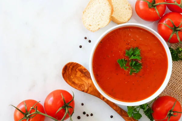 Sopa Tomate Caseiro Vista Acima Borda Canto Com Espaço Cópia — Fotografia de Stock