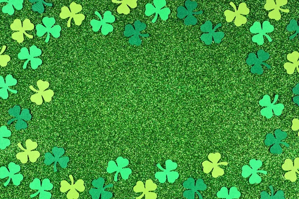 Patricks Day Frame Van Shamrocks Een Glanzende Groene Glitter Achtergrond — Stockfoto