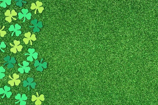 Patricks Day Zijrand Van Shamrocks Een Glanzende Groene Glitter Achtergrond — Stockfoto