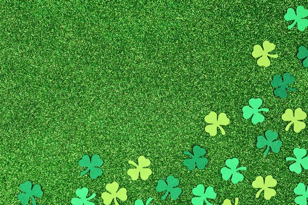 Patricks Day Hoekrand Van Shamrocks Een Glanzende Groene Glitter Achtergrond — Stockfoto