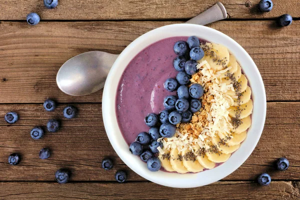 Blueberry Zdrowy Koktajl Miska Kokosa Banany Nasiona Chia Muesli Widok — Zdjęcie stockowe