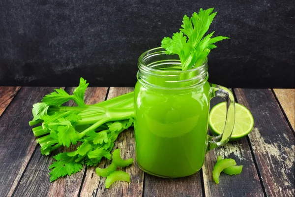 Selleriesaft Einem Einmachglas Seitenansicht Über Einen Dunklen Rustikalen Holzhintergrund — Stockfoto