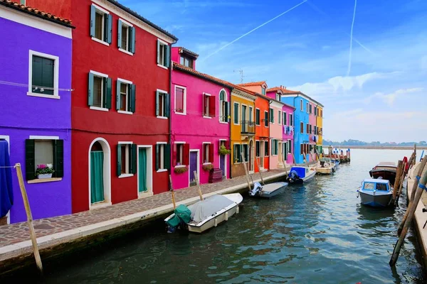 Vibranti Case Lungo Canale Sulla Colorata Isola Burano Vicino Venezia — Foto Stock