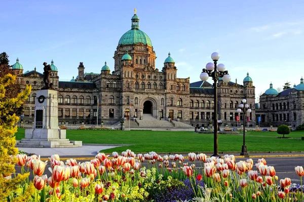 Edifício Histórico Parlamento Provincial Colúmbia Britânica Com Tulipas Primavera Victoria — Fotografia de Stock