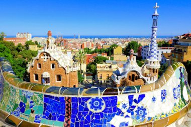 Güzel Park Guell ile renkli mozaik duvar, Barselona, İspanya, üzerinde göster