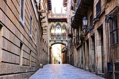 Eski Barselona, İspanya Gothic Quarter süslü kapalı köprü