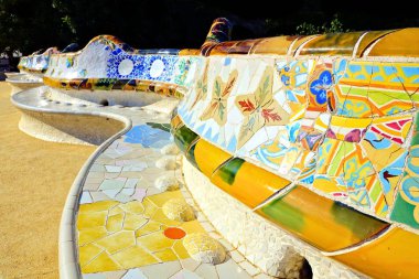 Renkli mozaik duvarları Parc Guell, Barselona, İspanya, eğri