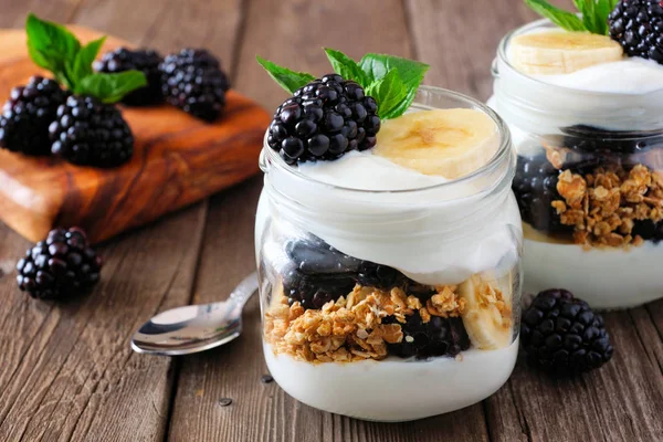 Parfaits Saludables Mora Yogur Plátano Frascos Albañil Primer Plano Escena — Foto de Stock