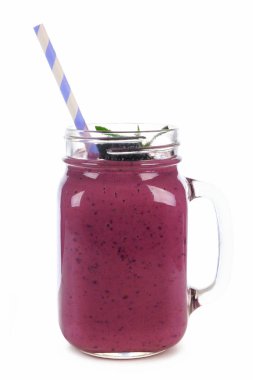 BlackBerry güler yüzlü bir mason kavanoza cam beyaz bir arka plan üzerinde izole saman ile