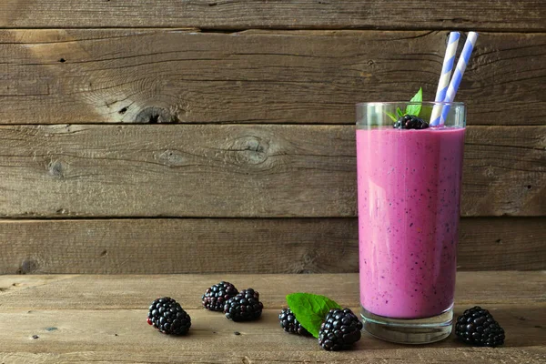 Blackberry Zdrowego Smoothie Wysokiej Szklance Rozrzuconych Jagody Tle Rustykalnym Drewna — Zdjęcie stockowe