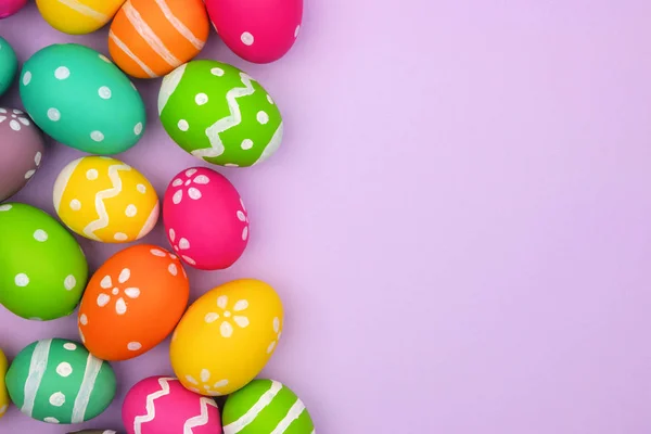 Barevné Velikonoční Vajíčko Boční Okraj Fialové Pozadí Nad Zobrazením Kopií — Stock fotografie