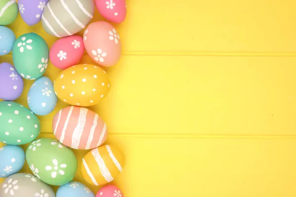 Colorato Pastello Easter Egg Bordo Laterale Contro Uno Sfondo Legno — Foto Stock